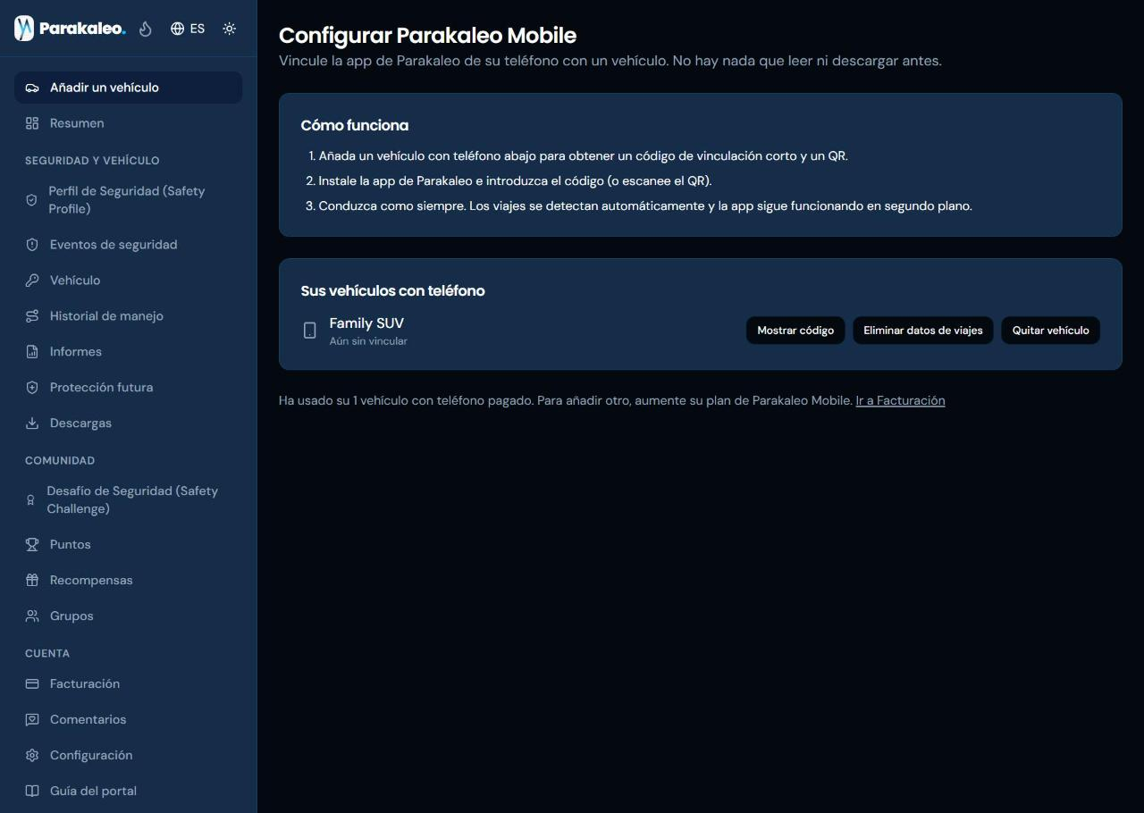 La página de configuración de Parakaleo Mobile, con un vehículo con teléfono en «Tus vehículos con teléfono» y, a su lado, los botones «Mostrar código», «Eliminar datos de viajes» y «Quitar vehículo».
